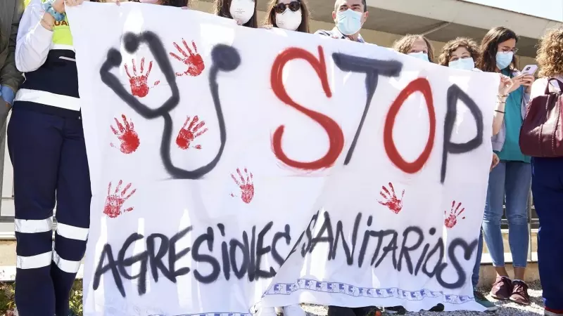 Varias personas con una pancarta que reza 'Stop Agresiones a Sanitarios' se manifiestan en el centro de Salud Los Castros, a 8 de mayo de 2022, en Santander, Cantabria, (España).