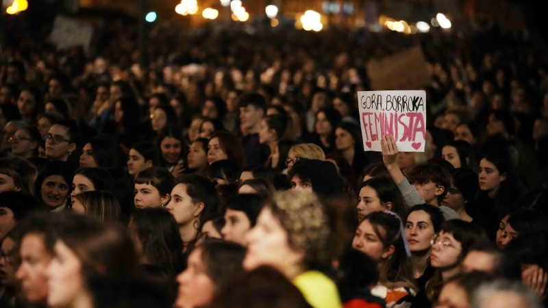 Cientos de personas durante la manifestación por el 8M en Bilbao, Vizcaya, a 8 de marzo de 2023.