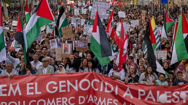Centenares de personas durante una manifestación en apoyo a Palestina en Barcelona, a 21 de octubre de 2023.