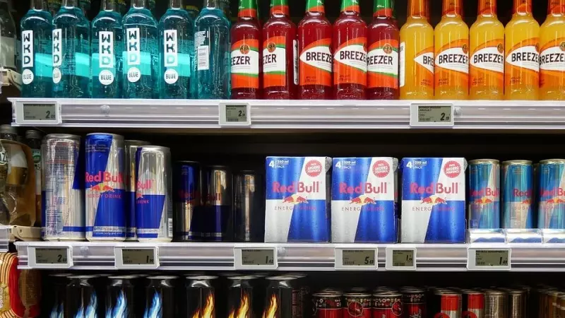 Imagen de archivo de una estantería con bebidas energéticas en un supermercado.