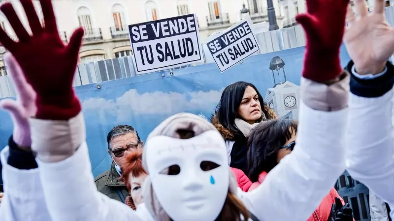 Varias personas se manifiestan durante la protesta de Médicos de Familia y Pediatras de la Comunidad de Madrid, en la Puerta del Sol, a 18 de enero de 2023, en Madrid (España).