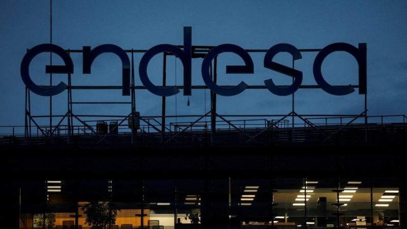 El logo de la energética Endesa en lo alto de su sede en Madrid. REUTERS/Susana Vera