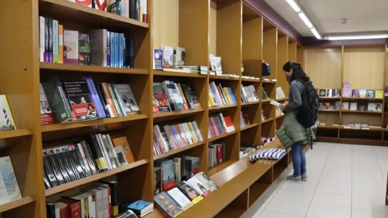 Una clienta de la llibreria La Capona de Tarragona remenant llibres. Foto: ACN/Eloi Tost