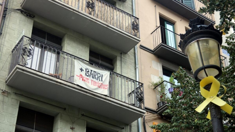 Un cartell amb el lema '+Barri -Pisos Turístics' penjat en un balcó de la Rambla de Girona, en una imatge d'arxiu. Autor: Xavier Pi/ACN