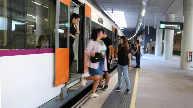 Un tren de Rodalies a l'estació de Sant Andreu Comtal.  / Albert Hernández - ACN