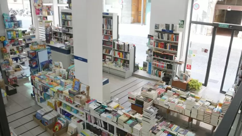 La llibreria Empúries de Girona amb les lleixes plenes de llibres - Arxiu ACN / Gerard Vilà
