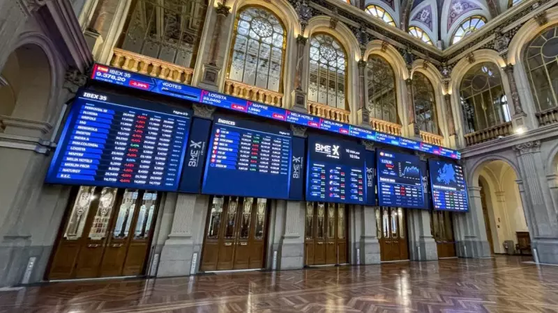 Paneles informativos en la Bolsa de Madrid. EFE/ Ana Bornay