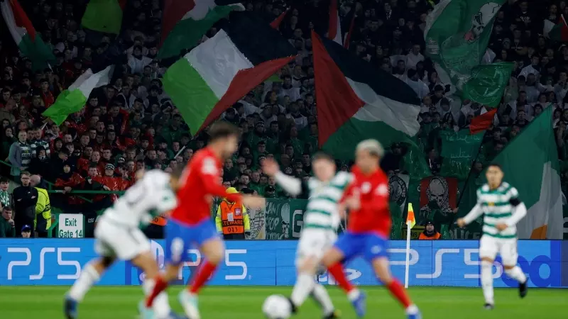 22/11/2023 - Los fanáticos del Celtic ondean banderas en apoyo a Palestina en medio del partido de la Champions League contra el Atlético de Madrid el pasado 25 de octubre.