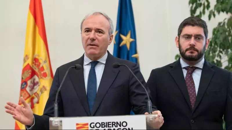 22/11/2023 - Pie: El presidente del Gobierno de Aragón, Jorge Azcón (PP), habla a la derecha de su vicepresidente Alejandro Nolasco (Vox).