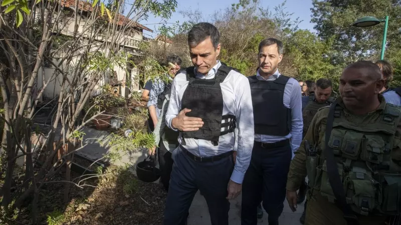El presidente del Gobierno, Pedro Sánchez, junto a su homólogo belga, Alexander de Croo, durante su visita a uno de los kibutzs atacados por Hamás el 7 de octubre en el sur de Israel, este 23 de noviembre de 2023.