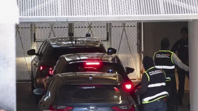 24/11/2023 . Captura de vídeo de la llegada este viernes a la Audiencia Nacional en Madrid de los vehículos en los que viajan los tres detenidos.
