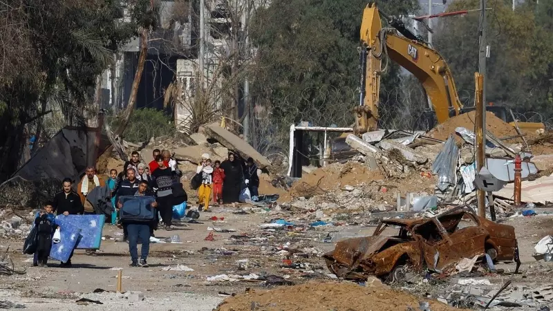 Palestinos llevan sus pertenencias mientras huyen de la ciudad de Gaza , durante una tregua temporal entre Israel y Hamás, este 24 de noviembre de 2023.