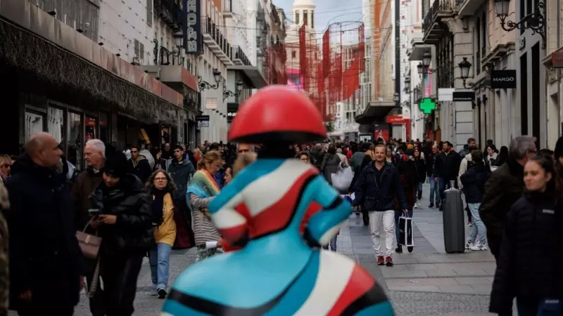 Una de las meninas instalada en la calle Preciados, al lado de la Puerta del Sol, a 3 de noviembre de 2023, en Madrid.