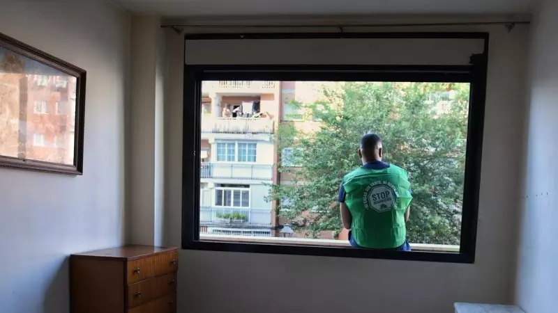 Un hombre antes de ser desalojado de un edificio de Móstoles, Madrid, a 17 de julio de 2023.