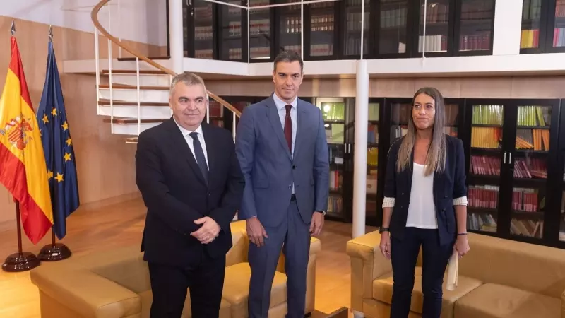 El secretario de Organización del Partido Socialista, Santos Cerdán y el presidente del Gobierno, Pedro Sánchez, reciben a la diputada de Junts, Miriam Nogueras, durante su ronda de contactos, a 13 octubre de 2023.