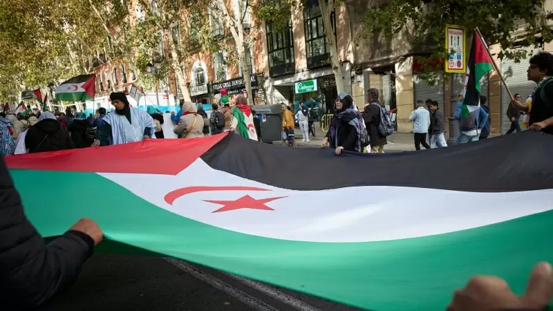 Varias personas sujetan una bandera durante una manifestación en apoyo al Sahara Occidental, desde Atocha a la plaza de Jacinto Benavente, a 11 de noviembre de 2023, en Madrid