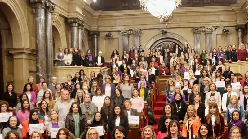 Una imatge del ple de les dones al Parlament.