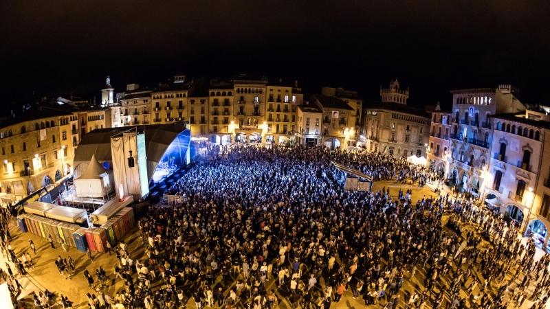 Plaça Major de Vic plena de públic durant un concert dins el Mercat de Musica Viva de Vic 2022