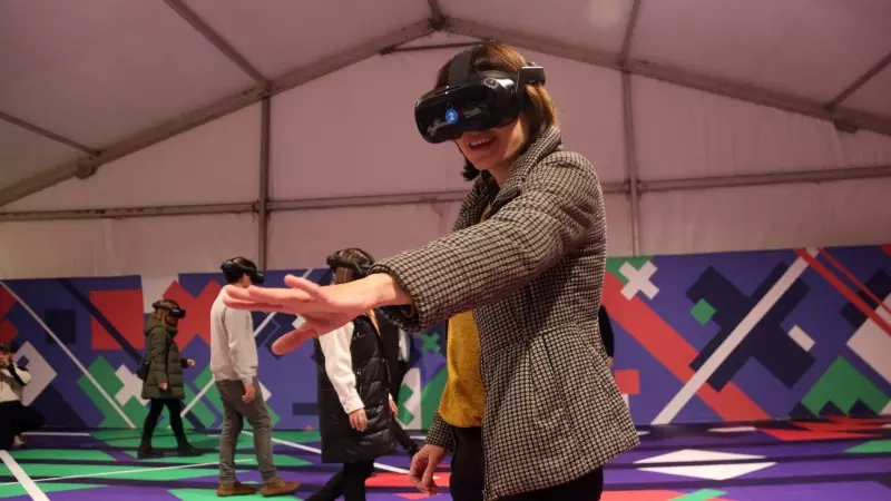 Una dona participa de l'experiència en realitat virtual del SX3 'Il·lusions'