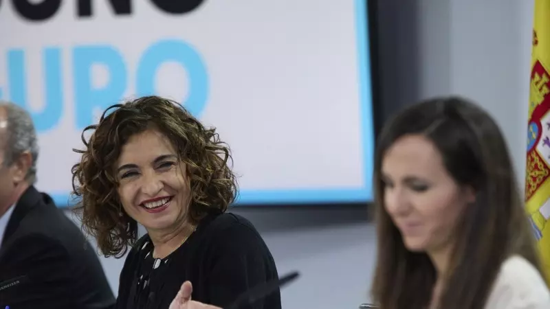 La ministra de Hacienda, María Jesús Montero; y la exministra de Derechos Sociales y Agenda 2030, Ione Belarra, comparecen en una rueda de prensa, a 20 de abril de 2021.