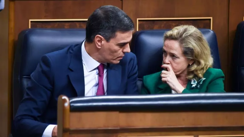 Pedro Sánchez y Nadia Calviño, durante la primera sesión del debate de investidura, en el Congreso de los Diputados, a 15 de noviembre de 2023, en Madrid.