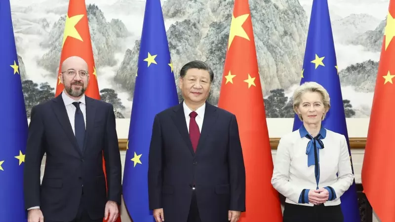 El presidente chino, Xi Jinping (centro), posa para una fotografía con el presidente del Consejo Europeo, Charles Michel (i), y la presidenta de la Comisión Europea, Ursula von der Leyen (d), durante su reunión al margen de la 24ª Cumbre China-UE, en La P