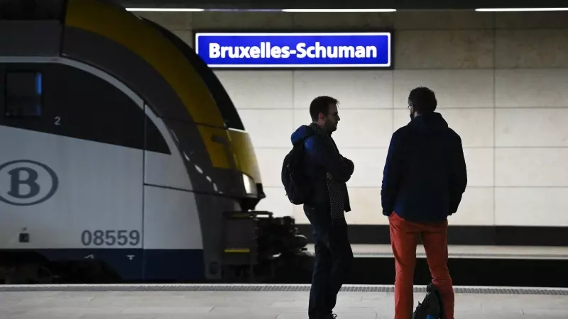 Varios viajeros esperan un tren de la SNCB en la estación de tren de Bruselas-Schuman, a 8 de noviembre de 2022