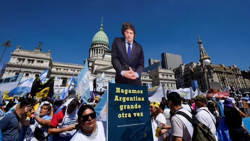 Una persona sostiene un recorte de cartón que representa al presidente electo de Argentina, Javier Milei, el día de su ceremonia de juramento, en Buenos Aires, el 10/12/2023