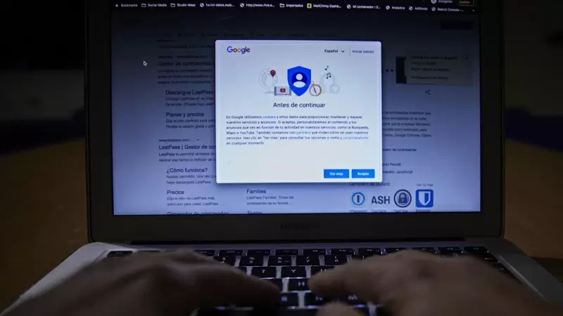 Una persona navega en Internet con un ordenador, en Madrid, a 9 de febrero de 2021.