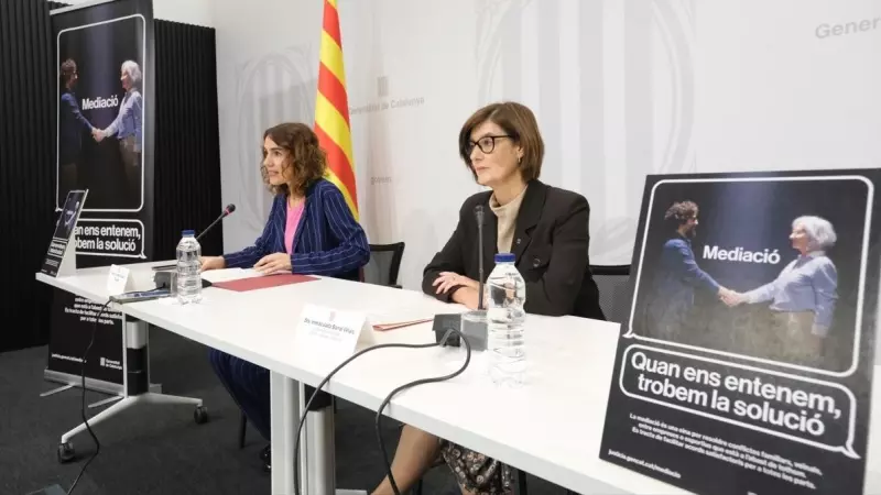 La consellera Ubasart i la directora general, Imma Barral, presenten en roda de premsa la campanya de mediació