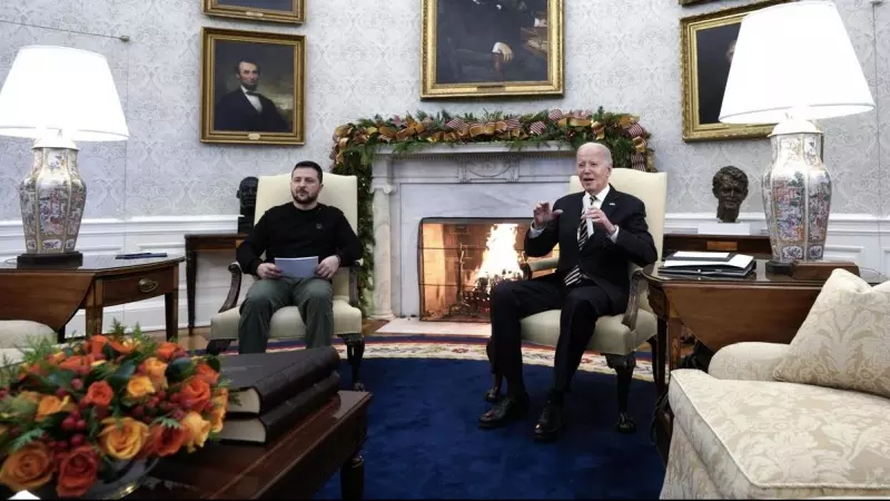 El presidente de Ucrania, Volodímir Zelenski, junto a su homólogo estadounidense, Joe Biden, en el despacho Oval de la Casa Blanca, a 12 de diciembre de 2023.