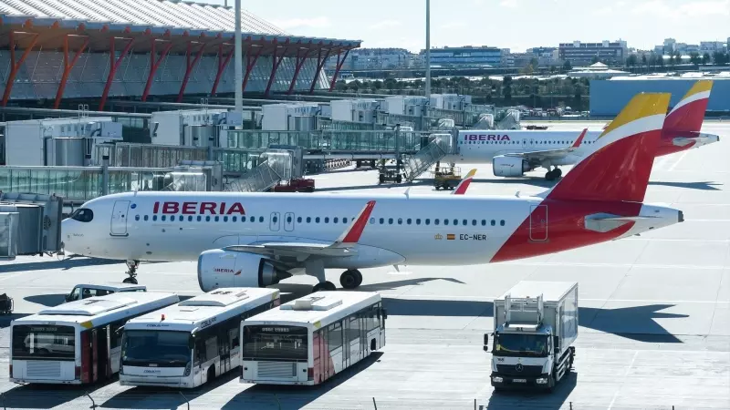 13/12/23 Foto de archivo de aviones de Iberia en la pista en la Terminal 4 del Aeropuerto Madrid-Barajas Adolfo Suárez, a 28 de enero de 2023, en Madrid (España).