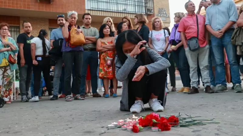 Vecinas, familiares y amigos de una mujer asesinada en el barrio de la Macarena mantienen un minuto de silencio, a 4 de septiembre de 2023 en Sevilla (Andalucía, España).
