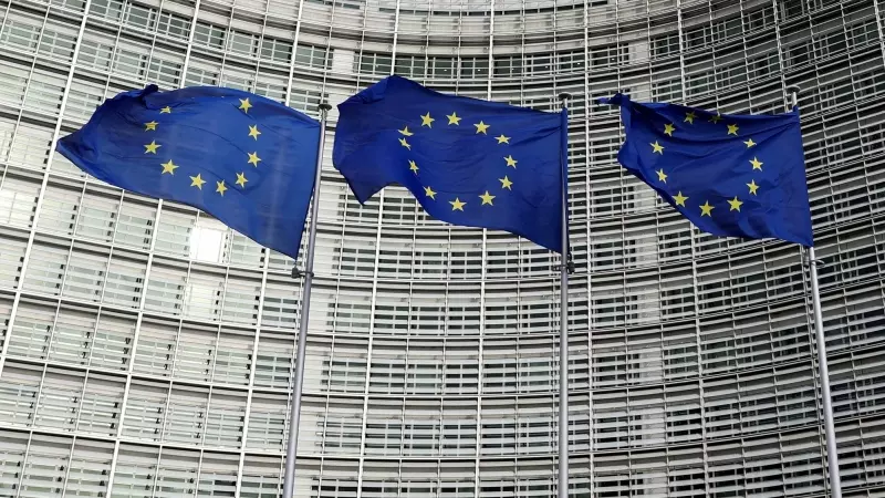 15/12/23- Banderas de la Unión Europea ondean frente a la Comisión Europea en Bruselas, Bélgica, el 8 de noviembre de 2023.