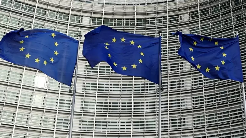 15/12/23- Banderas de la Unión Europea ondean frente a la Comisión Europea en Bruselas, Bélgica, el 8 de noviembre de 2023.