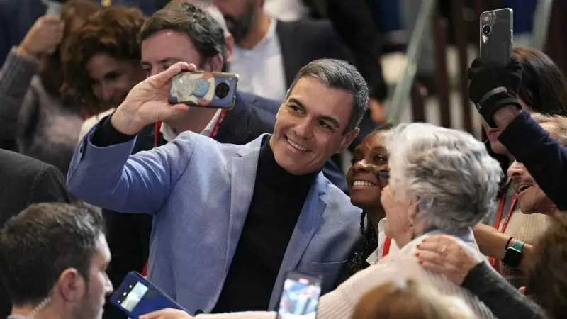 16/12/23 Pedro Sánchez se hace selfies con varias simpatizantes del PSOE, ayer en Santiago.