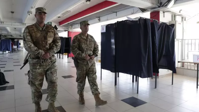 Militares chilenos custodian un centro de votación en Santiago, Chile, a 16/12/2023