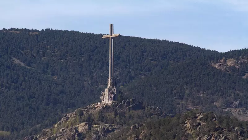 La cruz del Valle de Cuelgamuros desde el embalse de La Jarosa, a 21 de abril de 2023.