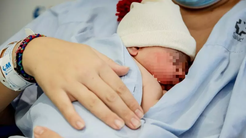 Una recién nacida sobre el pecho de su madre en Madrid, a 1 de enero de 2023.