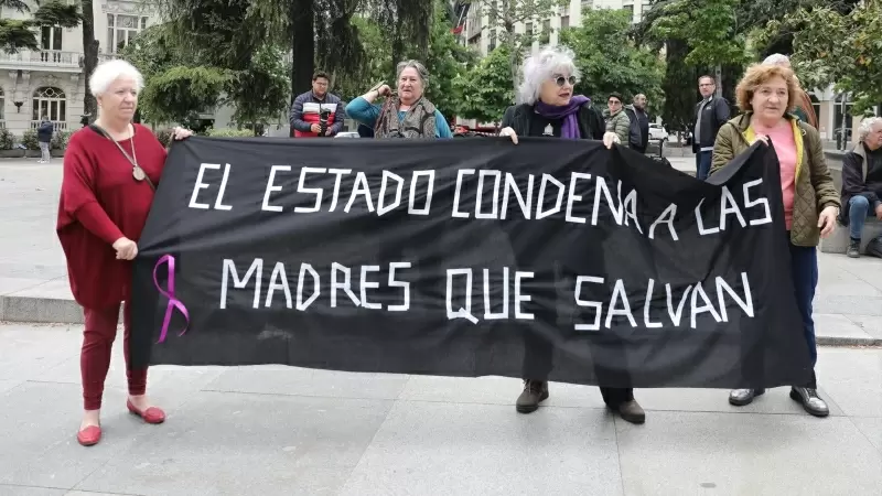 Varias mujeres con una pancarta que reza 'El estado condena a las madres que salvan' en una manifestación para apoyar a María Salmerón, en la Plaza de Cibeles, a 4 de mayo de 2022, en Madrid, (España).