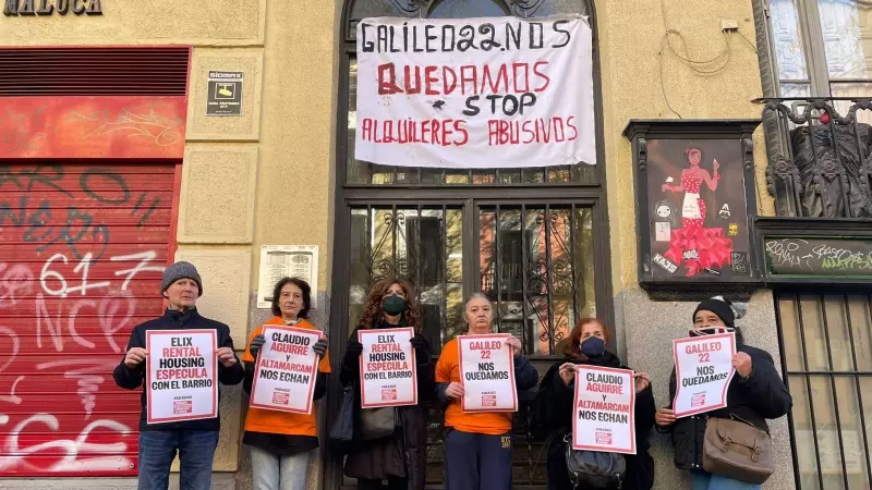 Los vecinos del número 22 de la calle Galileo de Madrid se han declarado 'en lucha' contra la empresa que ha comprado todo el bloque y se niega a renovar sus contratos de alquiler.