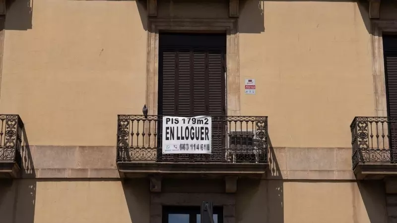 Cartel de alquiler en una fachada de un edificio, a 25 de abril de 2023, en Barcelona.