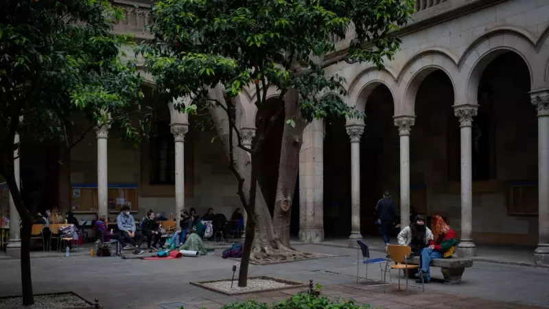 Varias personas participan en el tercer día de la ocupación de un edificio de la Universitat de Barcelona, a 22 de abril de 2021, en Barcelona.