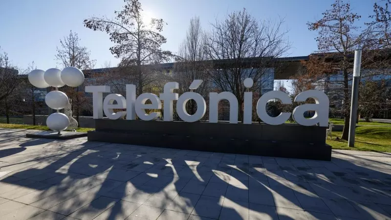El logo de Telefónica delante de su sede corporativa, en la zona norte de Madrid. EFE/ J. J. Guillén