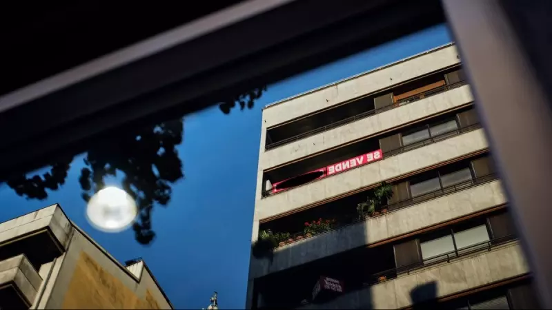 Un cartel de 'Se Vende' de una inmobiliaria en un edificio de Ourense, a 18 de abril de 2023.
