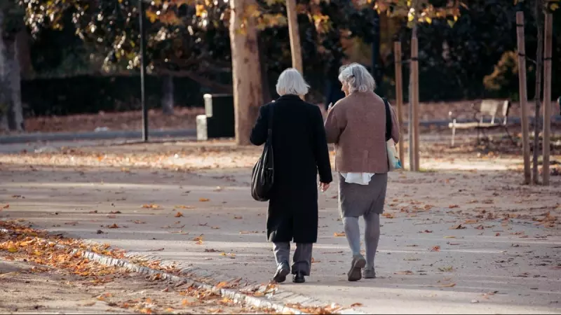 Dos mujeres caminan por un parque en Madrid, a 29 de noviembre de 2023.
