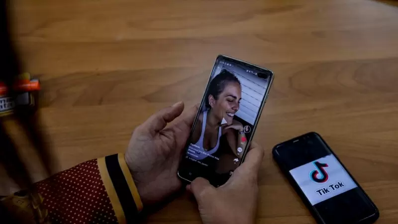 Una persona mira en su móvil la aplicación Tik Tok, a 22 de septiembre de 2020.