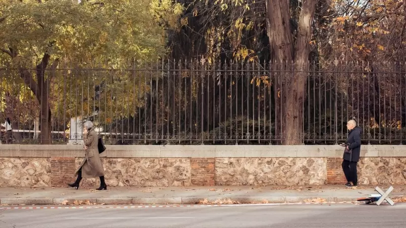 Dos personas mayores caminando, en Madrid. E.P./Gabriel Luengas