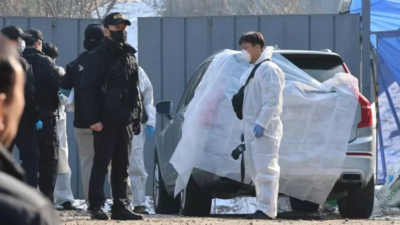La policía examina el automóvil en un parque en Seúl, Corea del Sur, en el que fue hallado inconsciente el actor Lee Sun-kyun.