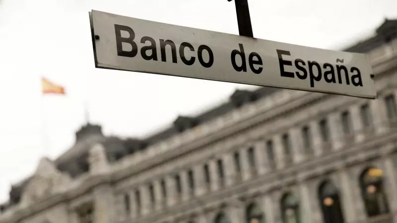 Cartel en la entrada a la estación de metro de Banco de España, frente a la sede de la institución, en Madrid. REUTERS/Juan Medina
